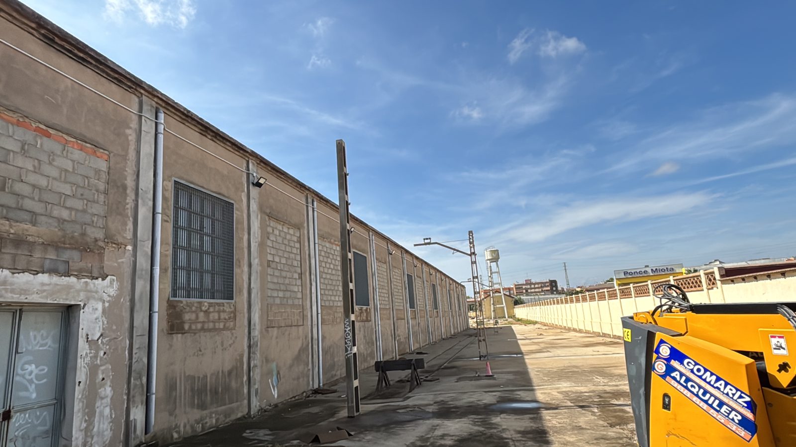 Iluminación exterior de una nave en Valencia — Valencia