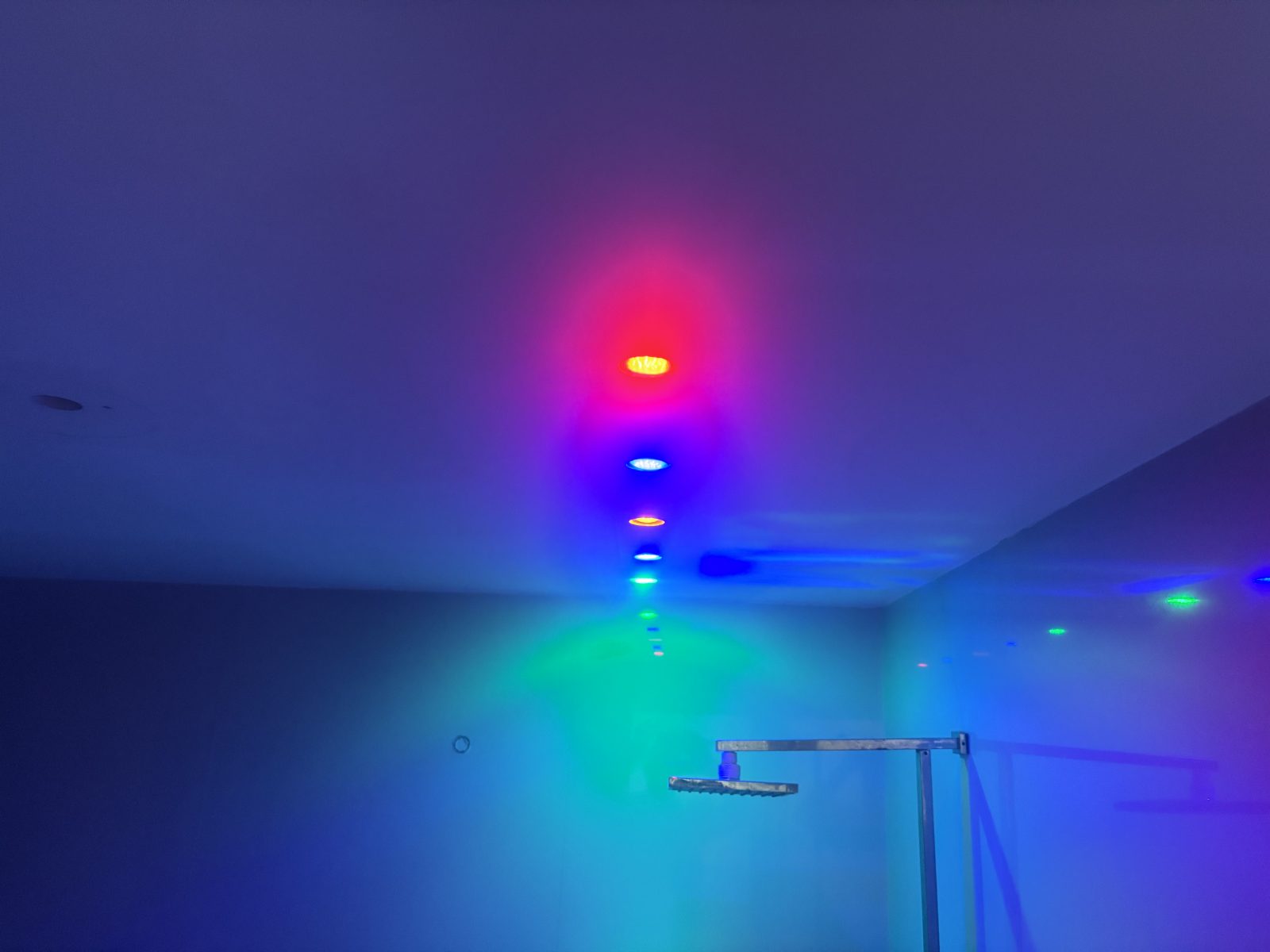Iluminación RGB de ambiente en un baño en Alaquàs — Alaquàs
