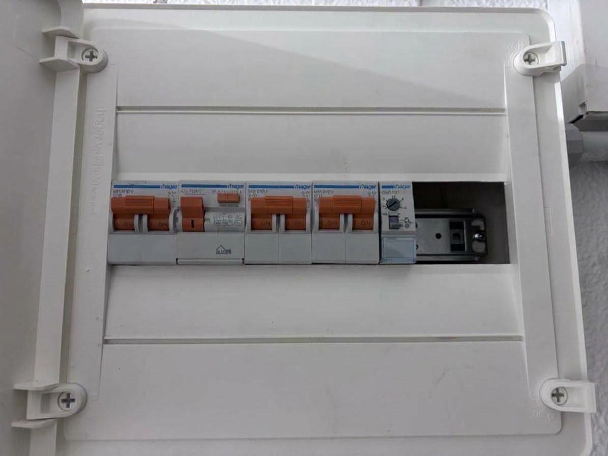 Foto 3 de 4 del trabajo: Sustitución cuadro servicios comunes en Aldaia