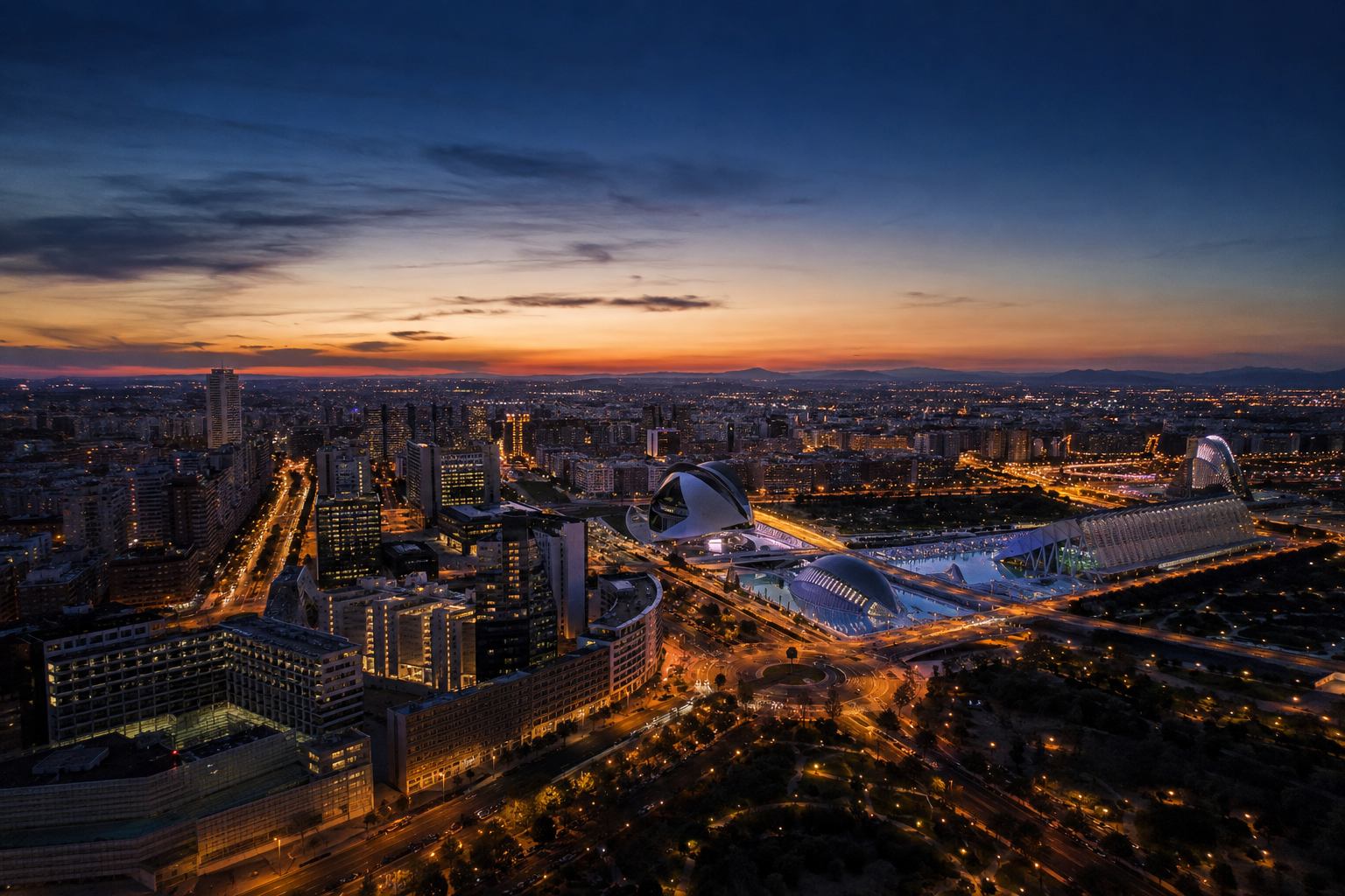 Vista aérea de la ciudad de Valencia al anochecer